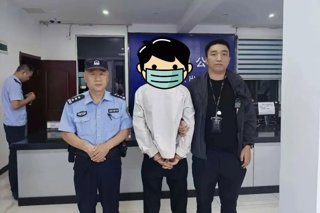 一眼锁定!民警吃饭“偶遇”网逃,当场“打包”带走 一眼锁定!民警吃饭“偶遇”网逃,当场“打包”带走