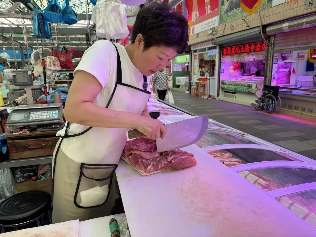 菜场里的隐世“刀客”！上海54岁肉铺老板娘练成“一刀准”，现场测试精准控克
