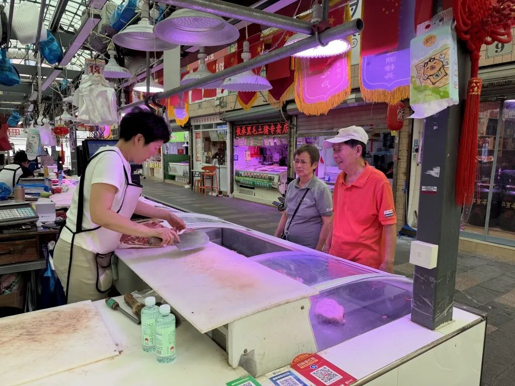 菜场里的隐世“刀客”！上海54岁肉铺老板娘练成“一刀准”，现场测试精准控克