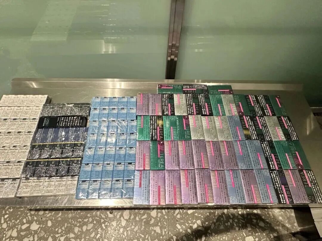 神色慌张、衣着异常!海关截停2名旅客,竟在腰腿部超量藏匿28800支烟! 神色慌张、衣着异常!海关截停2名旅客,竟在腰腿部超量藏匿28800支烟!