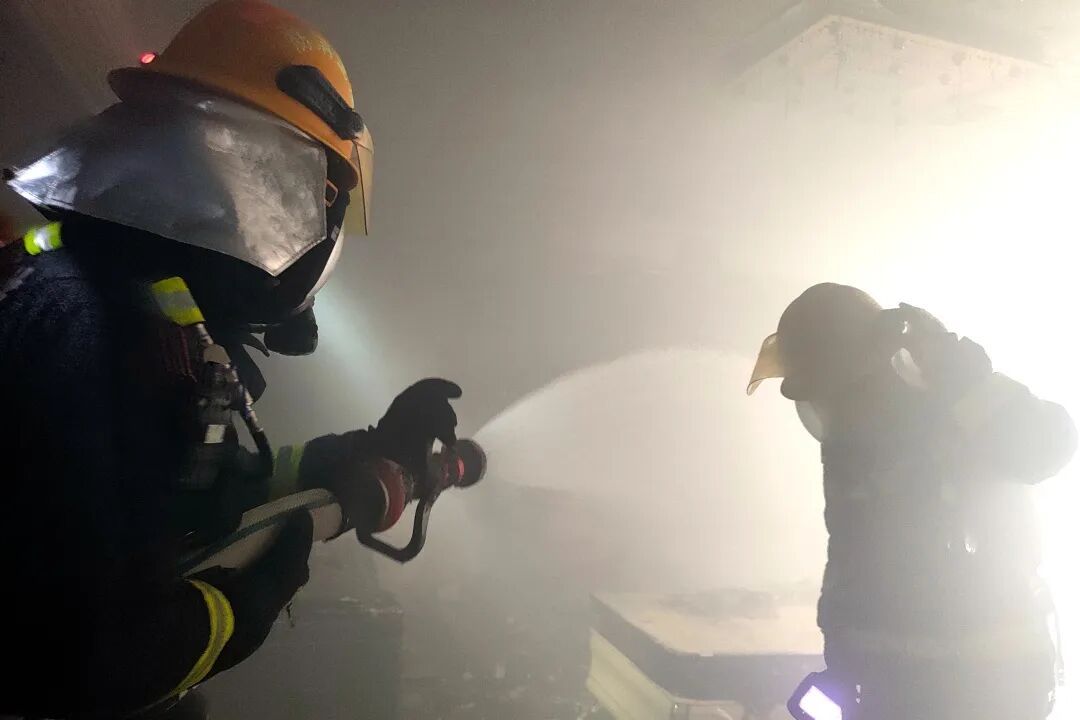 手机充电器未拔，客厅被烧光！多地网友留言：我家也一样！