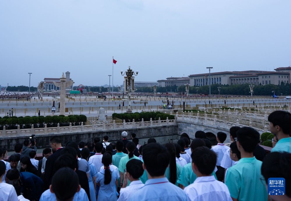 千名港澳青少年升旗队代表天安门广场观看升国旗仪式 千名港澳青少年升旗队代表天安门广场观看升国旗仪式