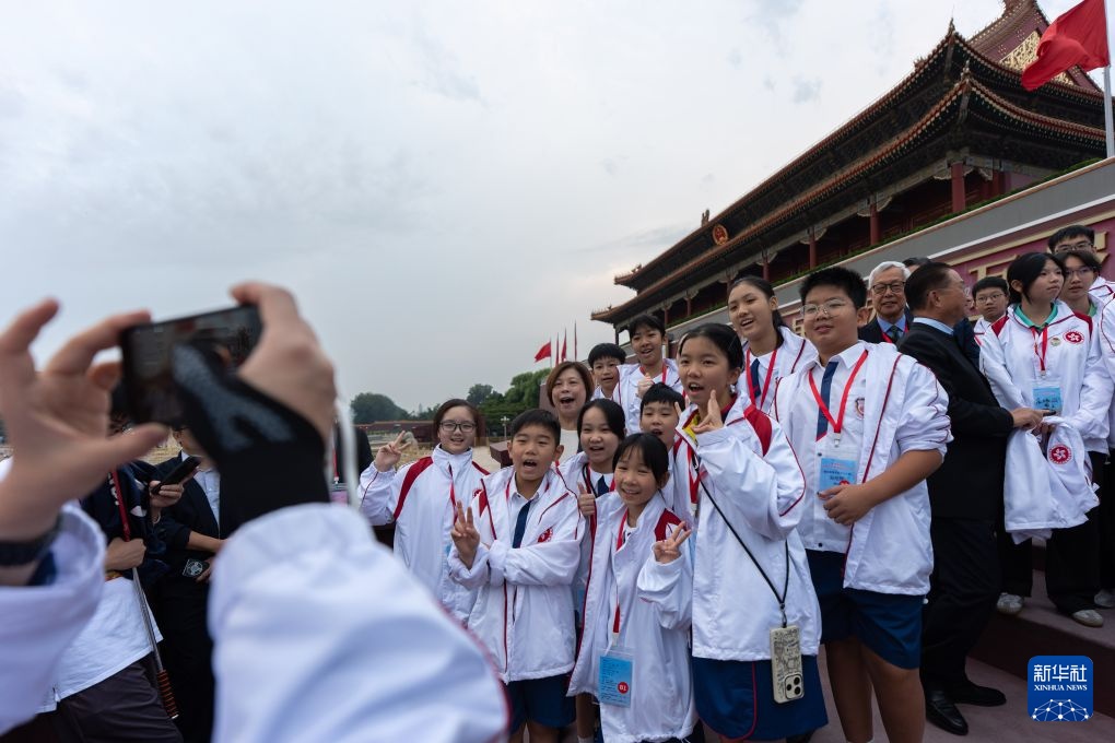 千名港澳青少年升旗队代表天安门广场观看升国旗仪式 千名港澳青少年升旗队代表天安门广场观看升国旗仪式