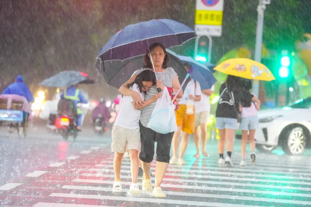 晚高峰防御“下班雨”!广州多区发布雷雨大风+高温预警信号 晚高峰防御“下班雨”!广州多区发布雷雨大风+高温预警信号