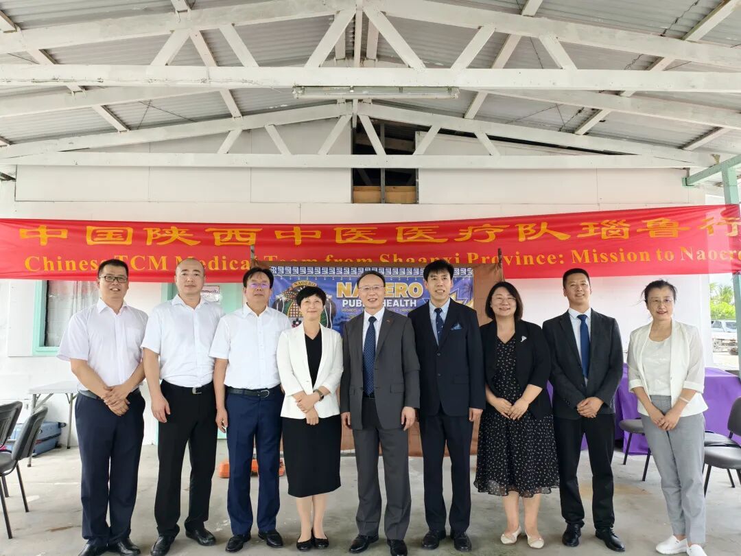 瑙鲁总统阿迪昂接受中医推拿、针灸、拔罐套餐治疗