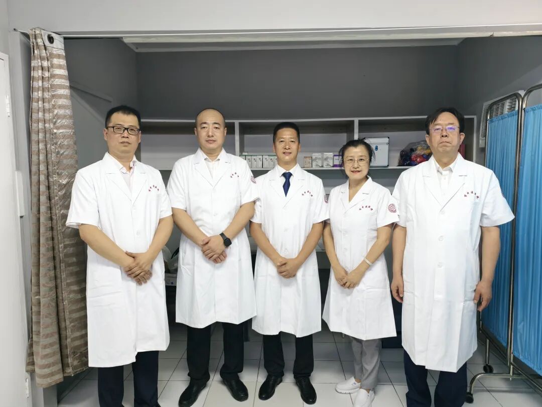 瑙鲁总统阿迪昂接受中医推拿、针灸、拔罐套餐治疗