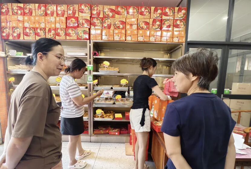 一出来直接被抢光，一天能卖两万个！广州人最近都在买，门口排长队