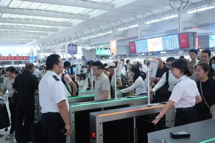 中秋国庆假期，铁路大客流将至！这两天为客流高峰，请旅客预留出门时间