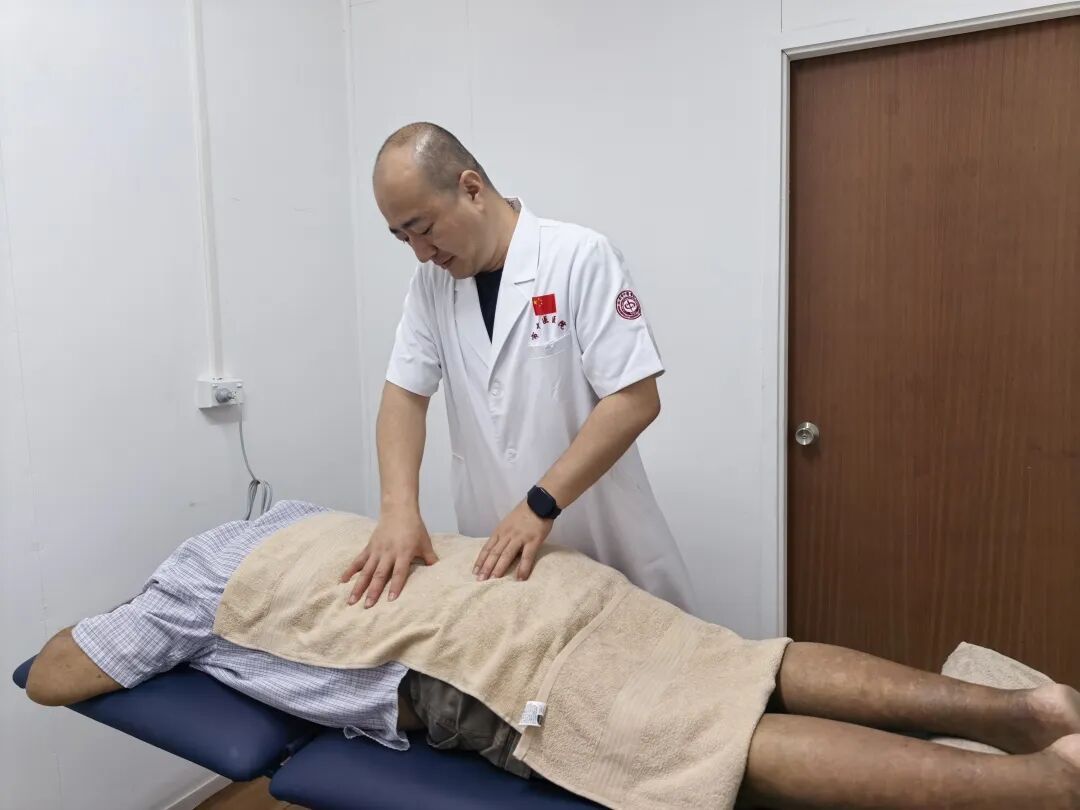 瑙鲁总统阿迪昂接受中医推拿、针灸、拔罐套餐治疗