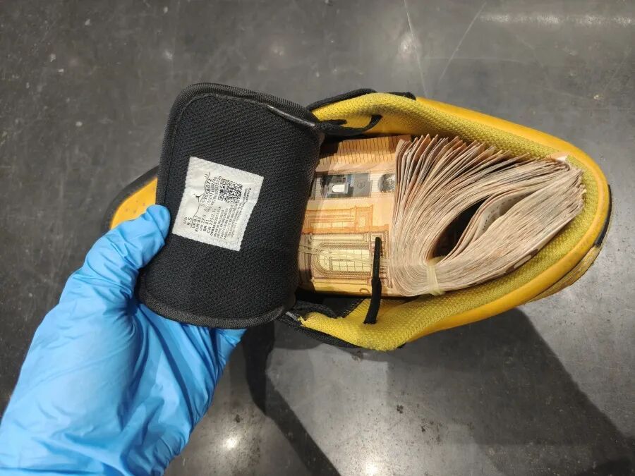 这鞋“好贵”!旅客鞋内藏匿近10万欧元现金进境,被广州海关查获 这鞋“好贵”!旅客鞋内藏匿近10万欧元现金进境,被广州海关查获