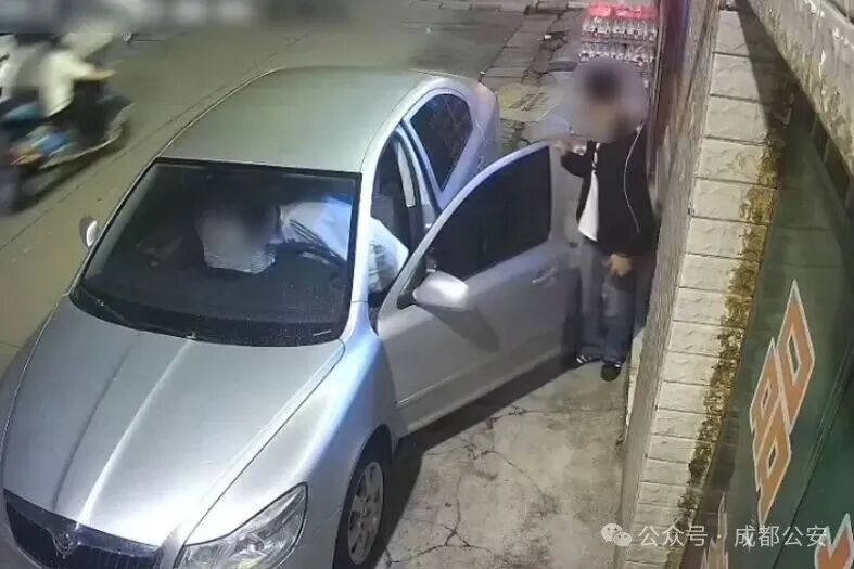 3人盗窃成功后,在夜宵店“庆功”并“复盘总结”,结果被邻桌警察一锅端 3人盗窃成功后,在夜宵店“庆功”并“复盘总结”,结果被邻桌警察一锅端
