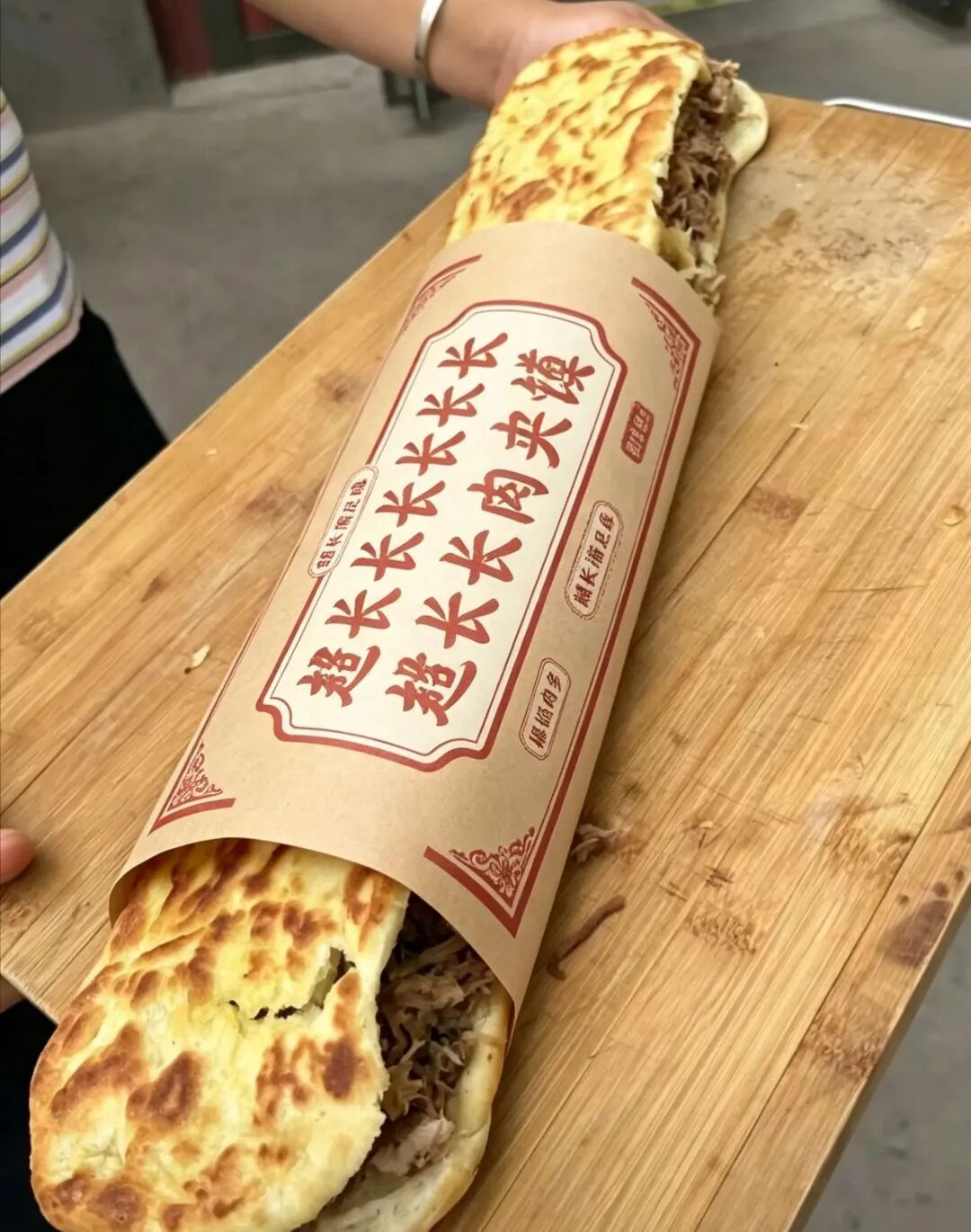 继60厘米“超长蛋挞”之后，“超长肉夹馍”跟风走红！专家提醒→