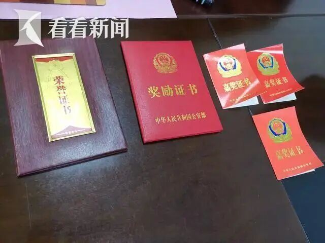 “049831,欢迎归队” 民警父亲牺牲6年后,女儿含泪继承警号:成为你,也从未忘记你 “049831,欢迎归队” 民警父亲牺牲6年后,女儿含泪继承警号:成为你,也从未忘记你