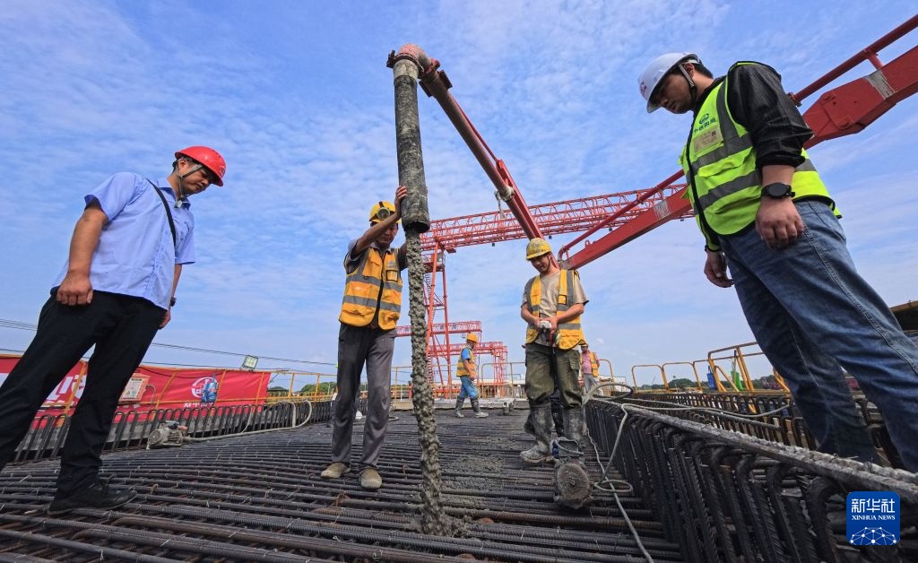 上海：高铁建设施工持续推进