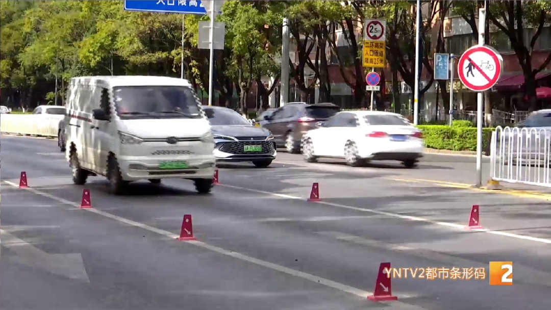 昆明一路段出现不少红色装置！市民好奇：到底干啥用？
