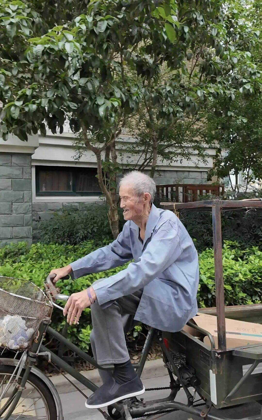 90岁爷爷独自漂泊30年,骑三轮车周游半个中国,最新动态:拿到身份证,与“忘年交”定居浙江,“以后看病可以报销,坐车也能买票了” 90岁爷爷独自漂泊30年,骑三轮车周游半个中国,最新动态:拿到身份证,与“忘年交”定居浙江,“以后看病可以报销,坐车也能买票了”