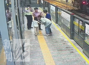 5岁男童独闯地铁站,有勇有谋!4个大人都拉不住…原因暖心又后怕 5岁男童独闯地铁站,有勇有谋!4个大人都拉不住…原因暖心又后怕