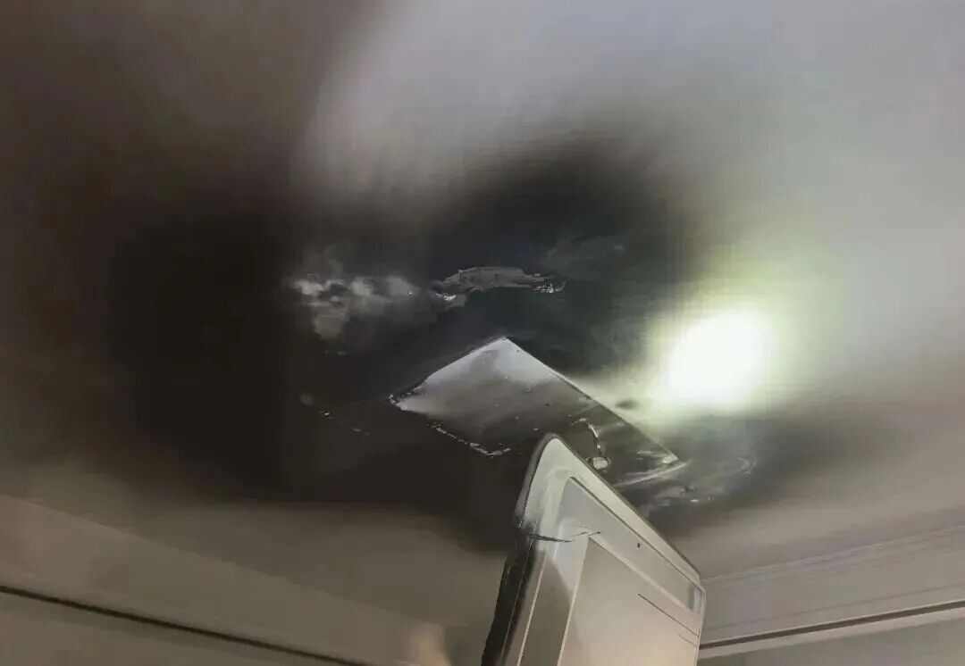 睡着睡着,头顶的灯突然着火!这个隐患可能你家也有… 睡着睡着,头顶的灯突然着火!这个隐患可能你家也有…