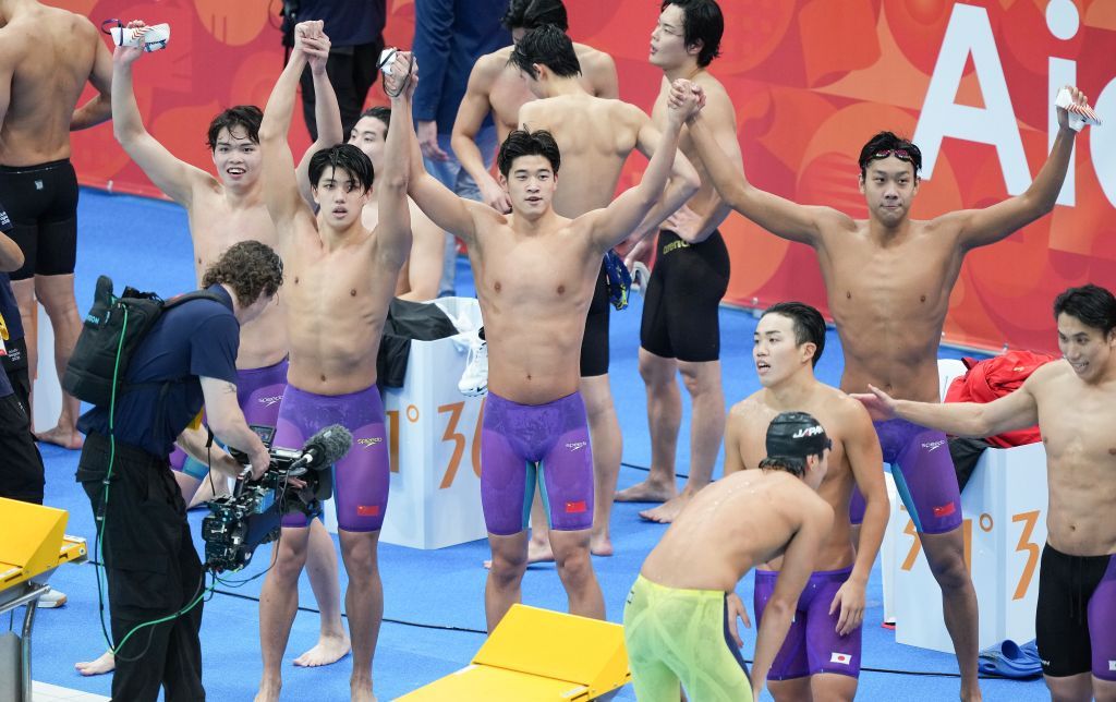 亚运会丨游泳综合：男子接力极限翻盘 “小孩姐”打破纪录