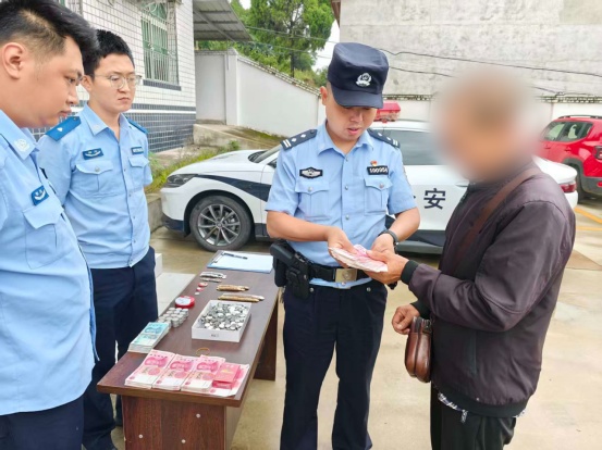 小偷偷走1000多枚硬币,重10斤,3名民警数了半小时,连同2万现金已全部返还受害人 小偷偷走1000多枚硬币,重10斤,3名民警数了半小时,连同2万现金已全部返还受害人
