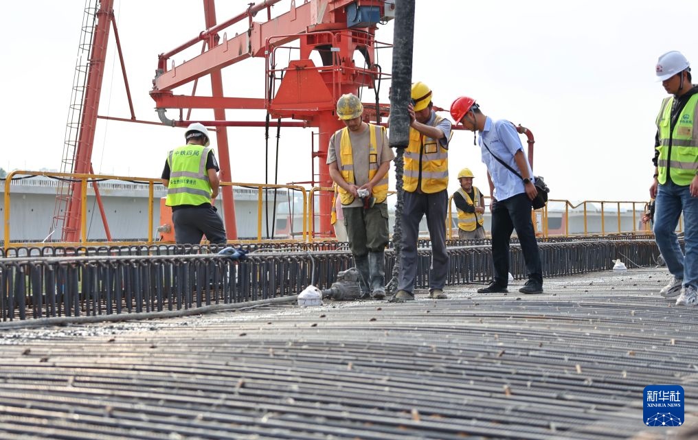 上海：高铁建设施工持续推进