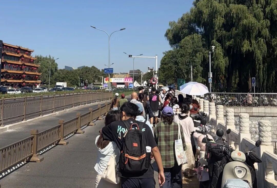 笑不活了!地坛书市里的“精神食粮”“思想包袱”别太有梗,一圈下来记者发现—— 笑不活了!地坛书市里的“精神食粮”“思想包袱”别太有梗,一圈下来记者发现——