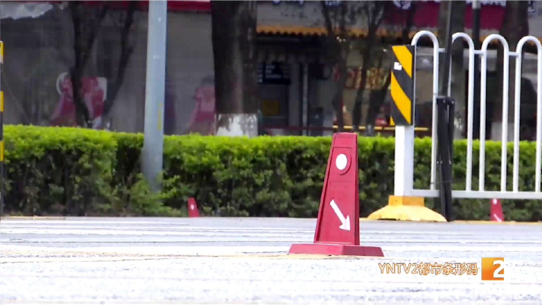 昆明一路段出现不少红色装置！市民好奇：到底干啥用？