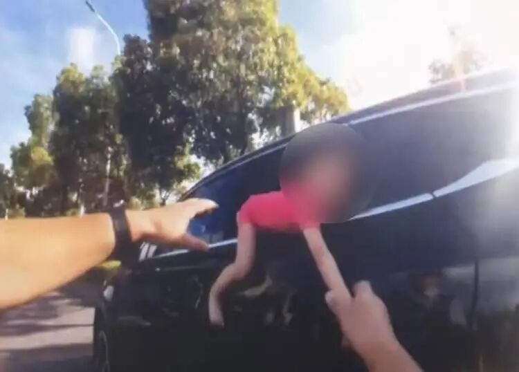 后怕!1岁娃独留车内哭喊妈妈,半个身体已探出车窗 后怕!1岁娃独留车内哭喊妈妈,半个身体已探出车窗