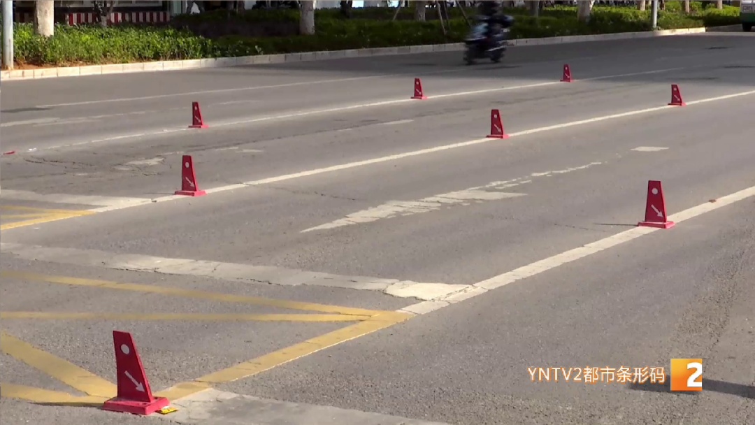 昆明一路段出现不少红色装置！市民好奇：到底干啥用？