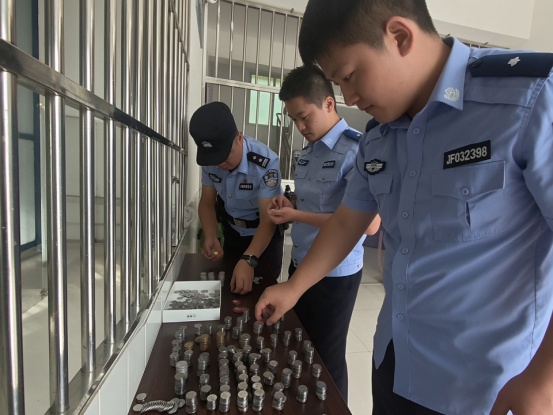 小偷偷走1000多枚硬币,重10斤,3名民警数了半小时,连同2万现金已全部返还受害人 小偷偷走1000多枚硬币,重10斤,3名民警数了半小时,连同2万现金已全部返还受害人