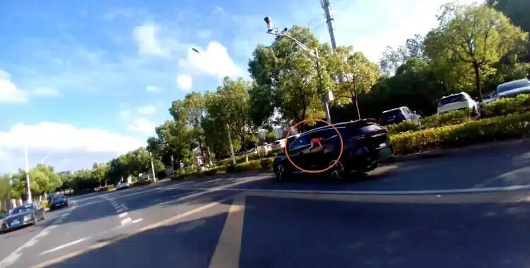 后怕!1岁娃独留车内哭喊妈妈,半个身体已探出车窗 后怕!1岁娃独留车内哭喊妈妈,半个身体已探出车窗