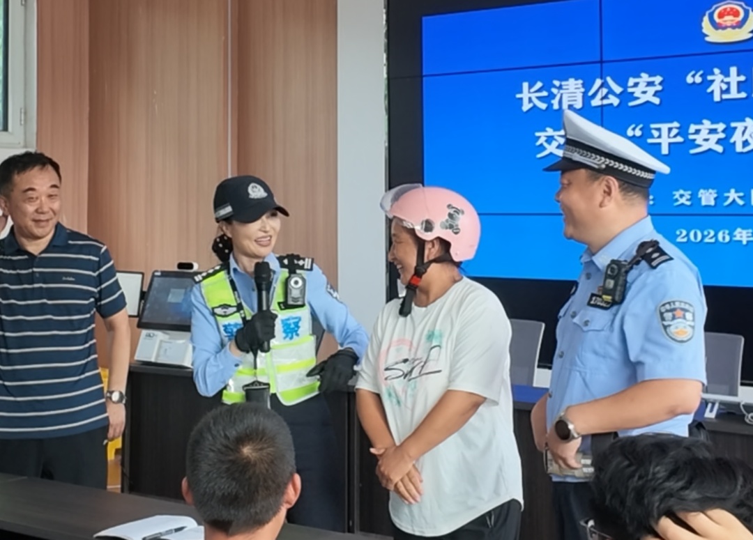 “你就没给别人留活路 ”,济南女交警犀利回怼超载司机并扣15分 “你就没给别人留活路 ”,济南女交警犀利回怼超载司机并扣15分