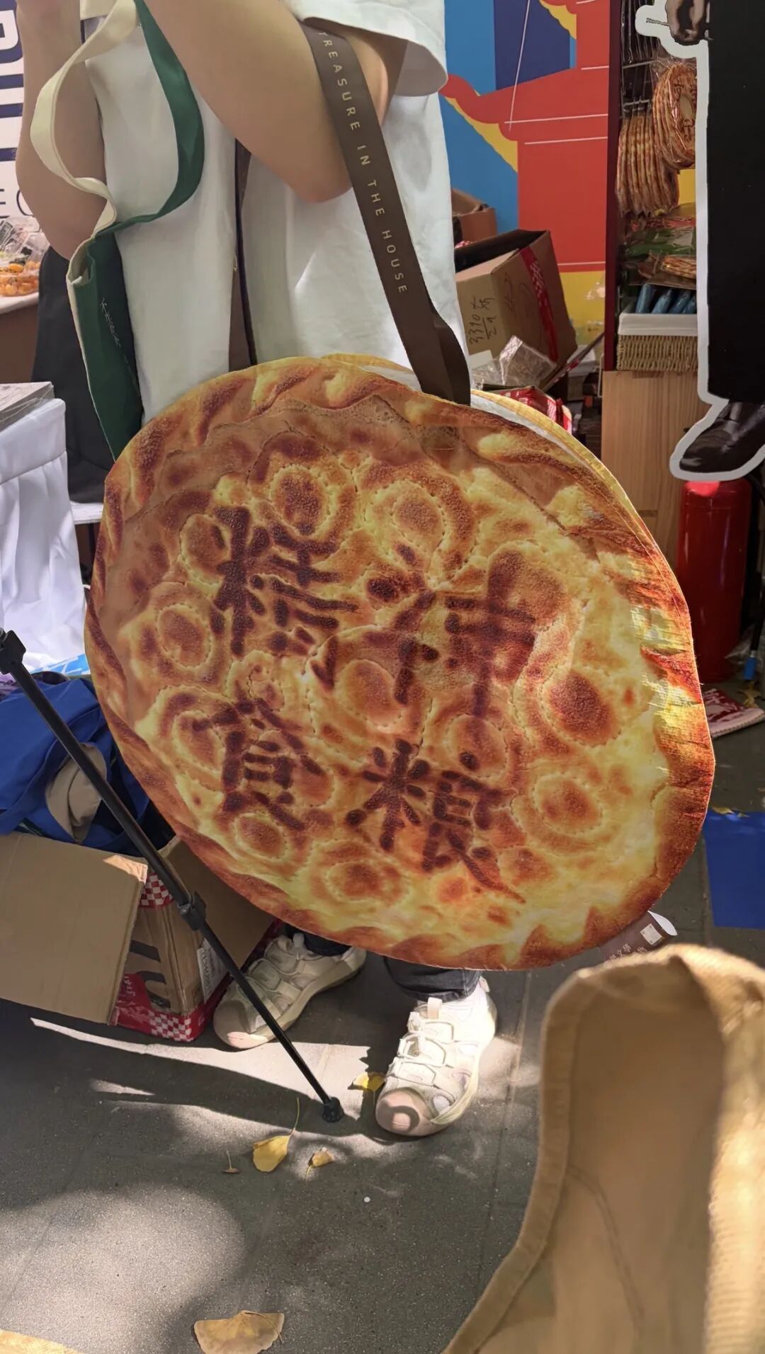 笑不活了!地坛书市里的“精神食粮”“思想包袱”别太有梗,一圈下来记者发现—— 笑不活了!地坛书市里的“精神食粮”“思想包袱”别太有梗,一圈下来记者发现——