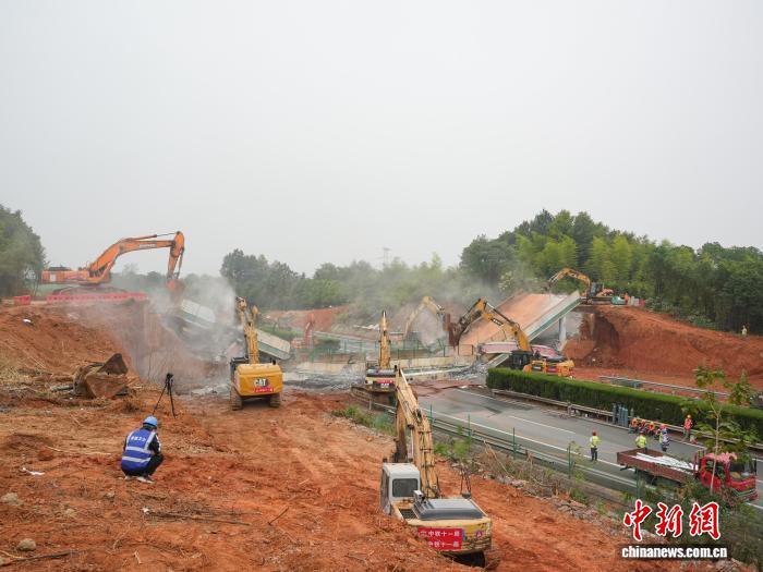 29座天桥同日拆除 京港澳高速南段改扩建提速 29座天桥同日拆除 京港澳高速南段改扩建提速