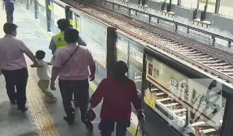 5岁男童独闯地铁站,有勇有谋!4个大人都拉不住…原因暖心又后怕 5岁男童独闯地铁站,有勇有谋!4个大人都拉不住…原因暖心又后怕