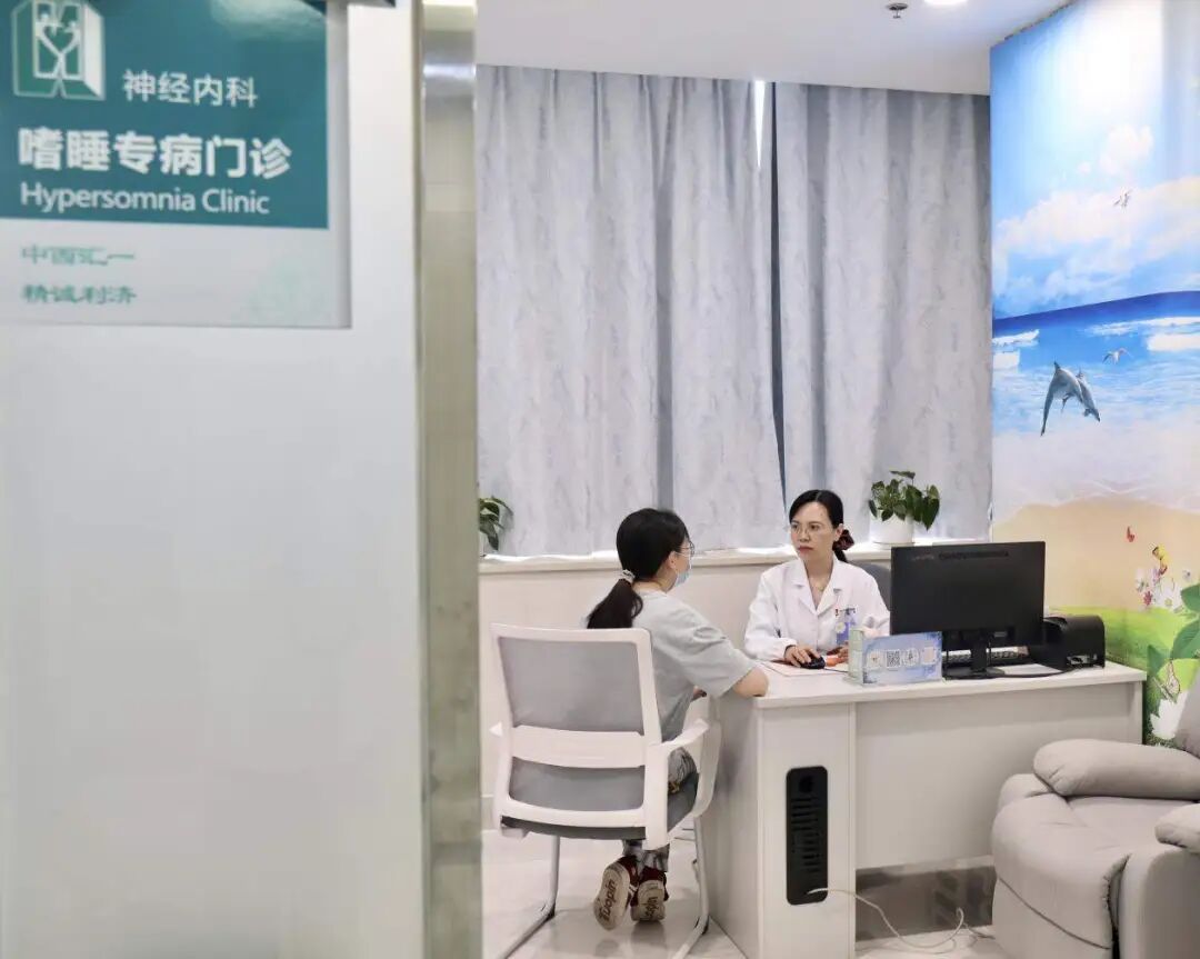 男子在小区长椅上睡到凌晨2点，开车犯困撞上护栏：他的“睡不醒”，被确诊为这种病