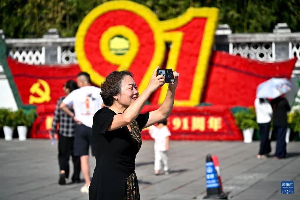 越来越多人跟我说，“你爷爷是个大英雄”