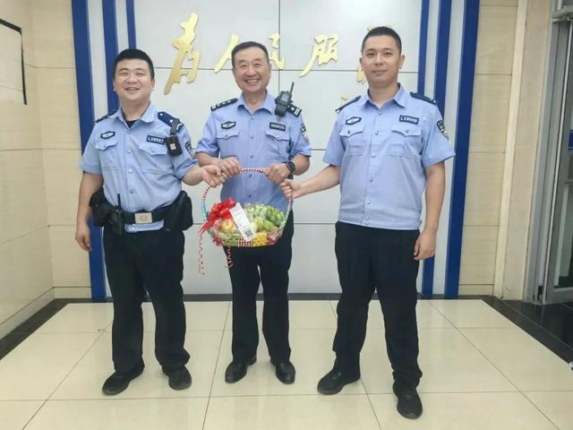 游客寄来一个果篮,民警却“不好意思”了… 游客寄来一个果篮,民警却“不好意思”了…