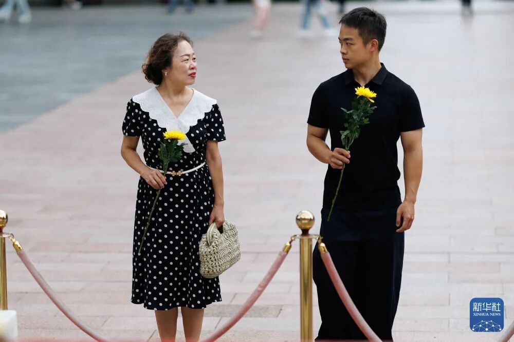 越来越多人跟我说，“你爷爷是个大英雄”