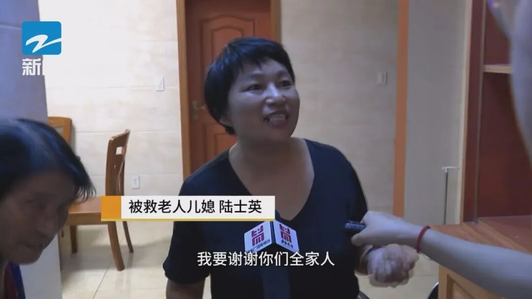 老人悬在10楼阳台外,只剩一只手抓着晾衣架!三名少年冲了上去… 老人悬在10楼阳台外,只剩一只手抓着晾衣架!三名少年冲了上去…