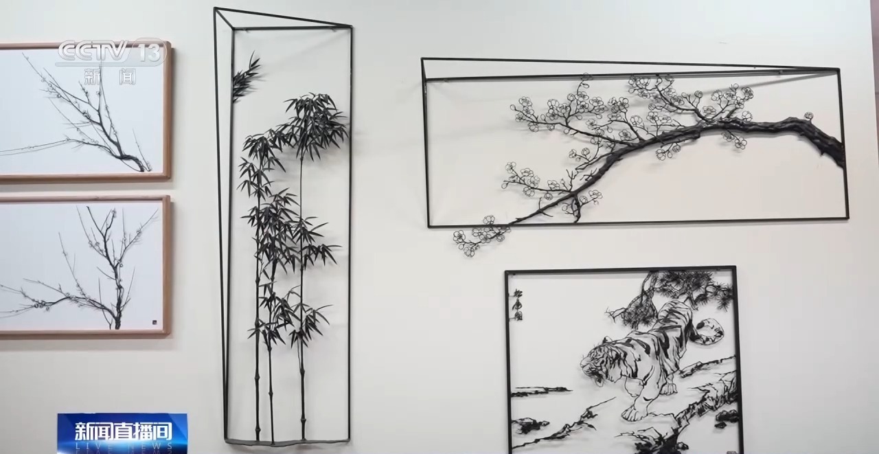 从山水花鸟到冰箱贴书签 三百年芜湖铁画“活”出新花样 从山水花鸟到冰箱贴书签 三百年芜湖铁画“活”出新花样