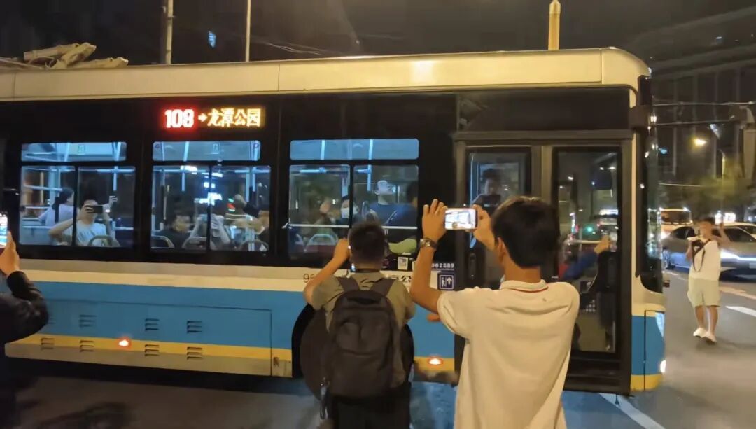 “再见了,崇文门站,我哭得一塌糊涂。” “再见了,崇文门站,我哭得一塌糊涂。”