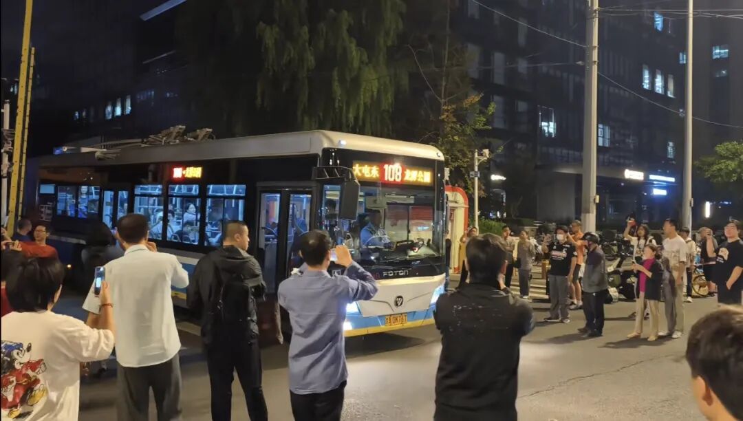 “再见了,崇文门站,我哭得一塌糊涂。” “再见了,崇文门站,我哭得一塌糊涂。”