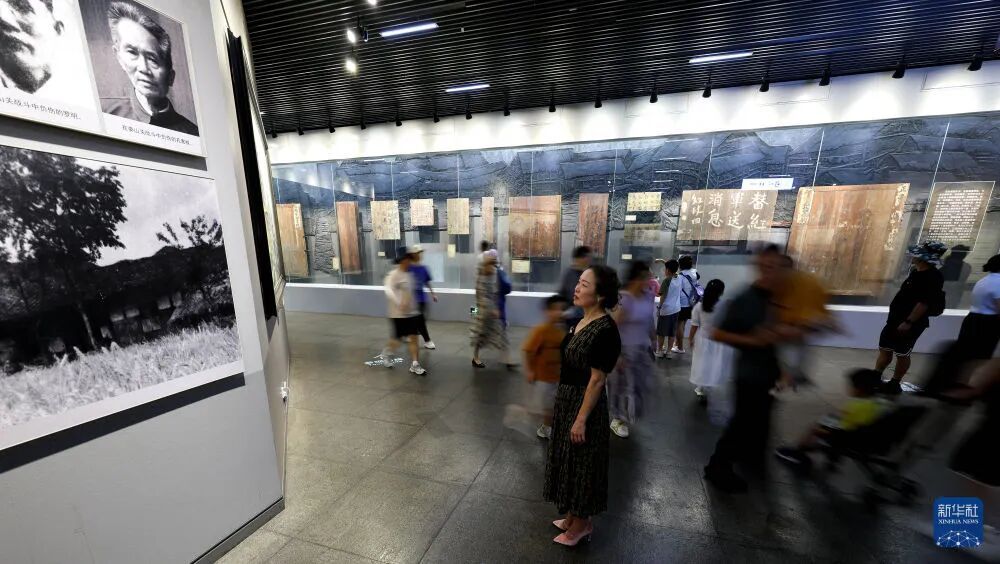 越来越多人跟我说，“你爷爷是个大英雄”
