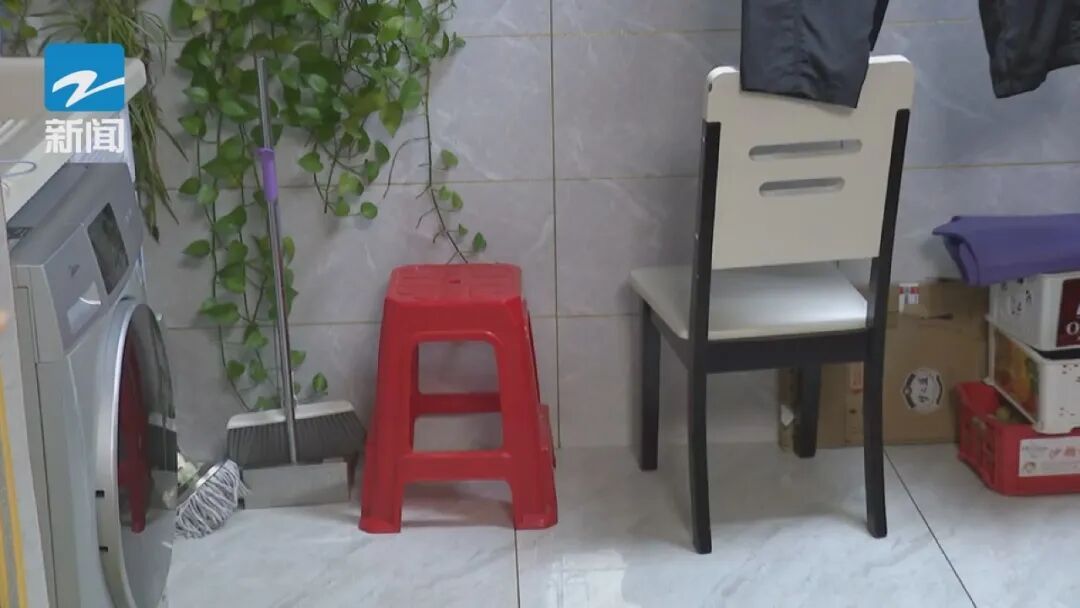 老人悬在10楼阳台外,只剩一只手抓着晾衣架!三名少年冲了上去… 老人悬在10楼阳台外,只剩一只手抓着晾衣架!三名少年冲了上去…