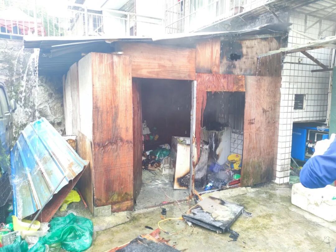 居民楼旁违建棚子起火,火势快速蔓延…… 居民楼旁违建棚子起火,火势快速蔓延……