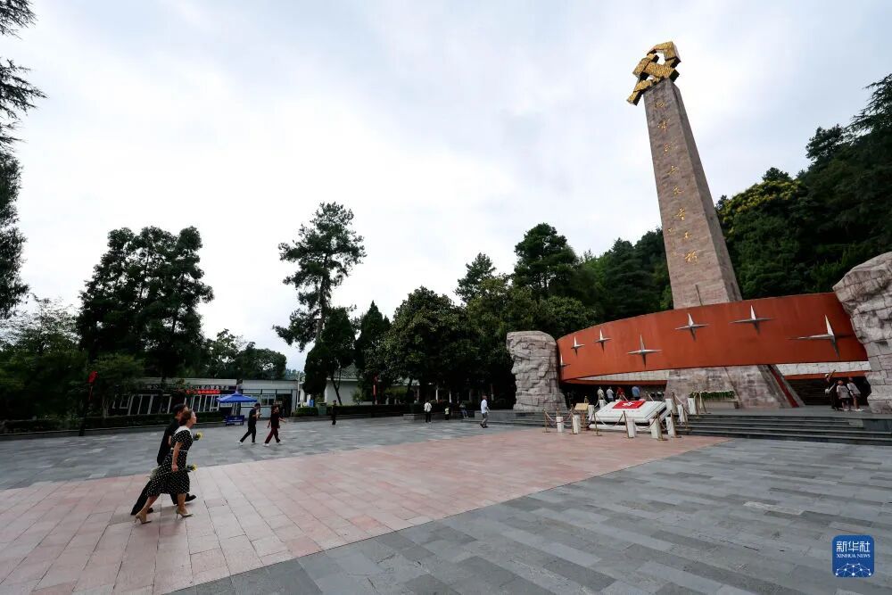 越来越多人跟我说，“你爷爷是个大英雄”