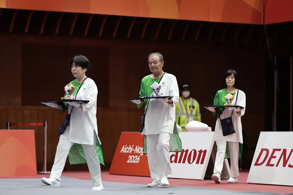 “银发礼仪”这一幕，让全球看到日本人口现实