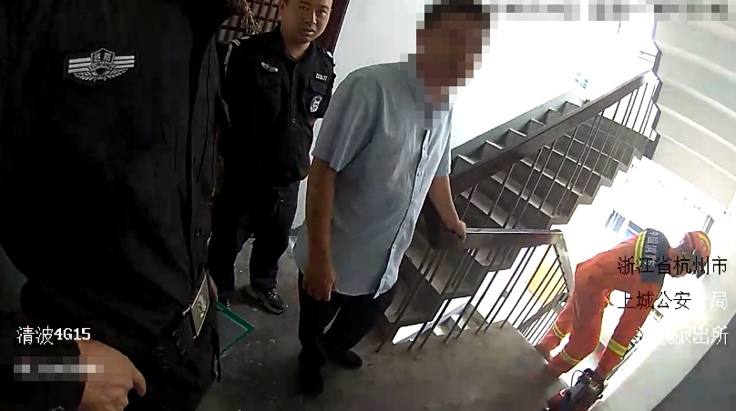 男子清早上班捡到3张纸条，还写有自己名字！"帮我，求你们....."