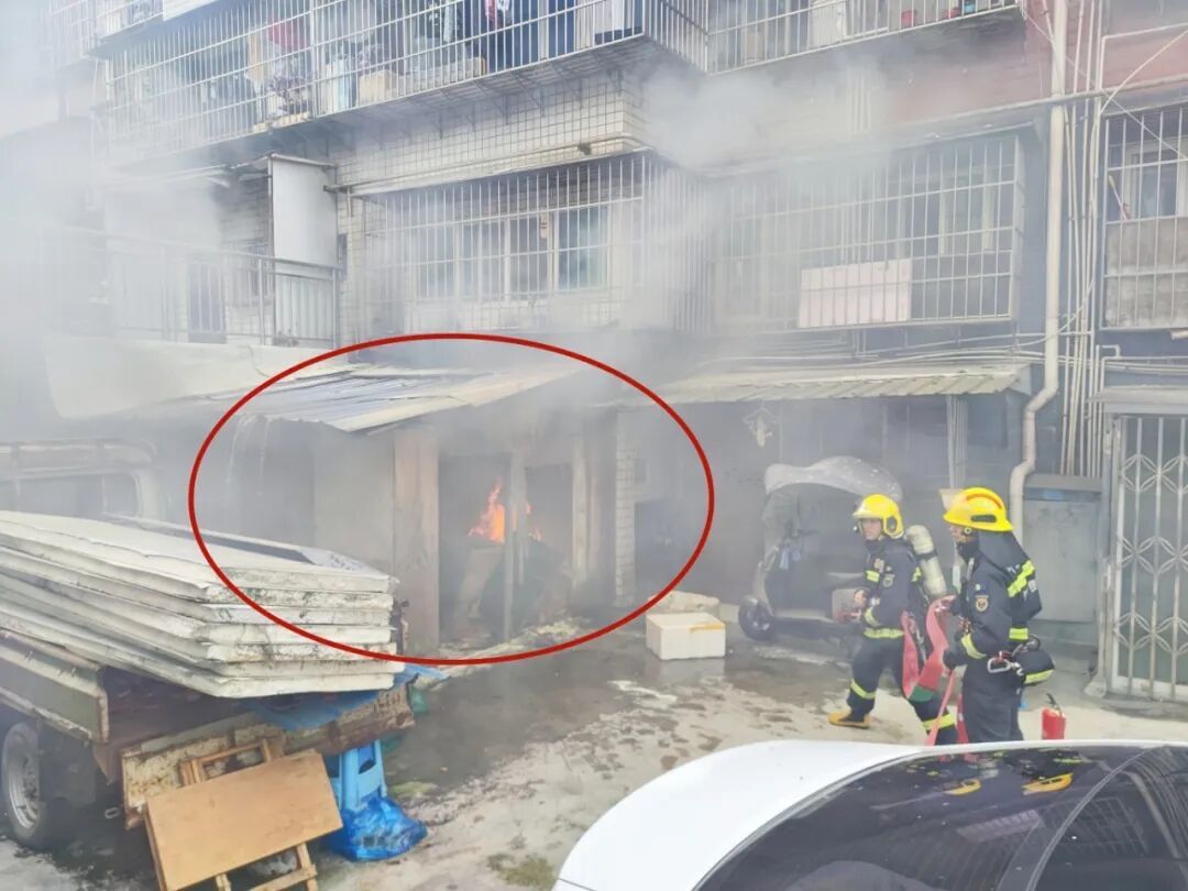 居民楼旁违建棚子起火,火势快速蔓延…… 居民楼旁违建棚子起火,火势快速蔓延……
